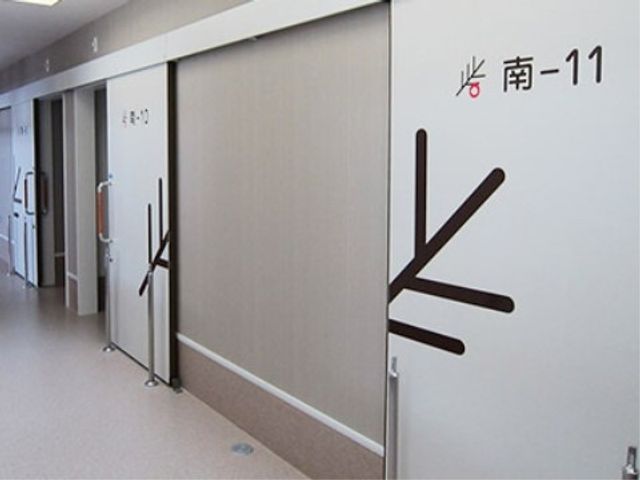 清潔感のある明るい廊下 廊下 番号で示された部屋へのアクセスが容易な廊下は、機能性に優れています。