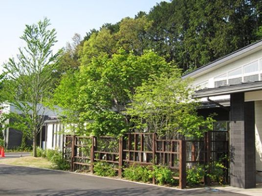 緑豊かな施設外観