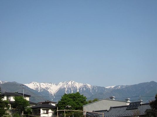 雪山と住宅の景観