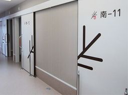 清潔な廊下と案内板