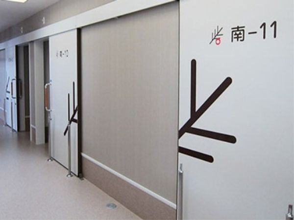 清潔な廊下と案内板