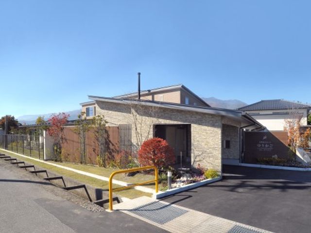 清潔な外観の建物 外観 明るく開放感のある建物のエントランスがお出迎えします。周囲は手入れが行き届いた緑に囲まれ、優しい雰囲気が漂っています。