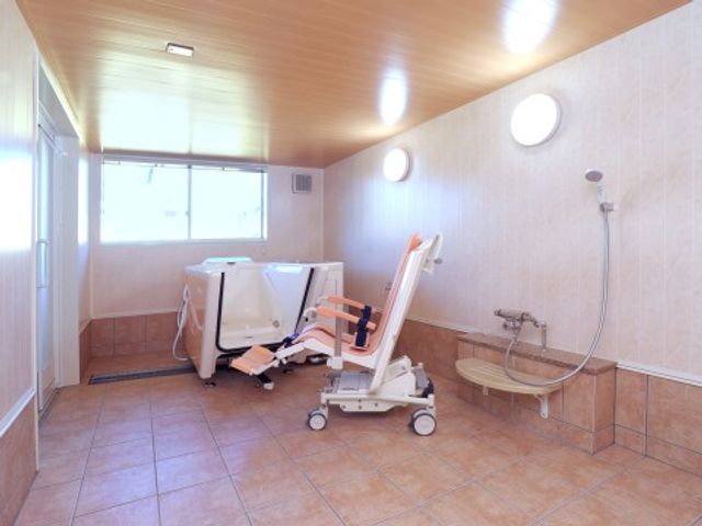 広々とした清潔な浴室 機械浴室 ゆったりとしたバリアフリーの浴室で、安全に配慮した設備が整っています。