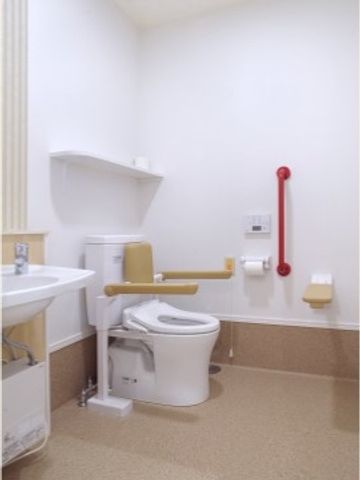 バリアフリートイレ トイレ 支援用手すり付き清潔なトイレです。利用者の安全と快適さを考えた設計です。