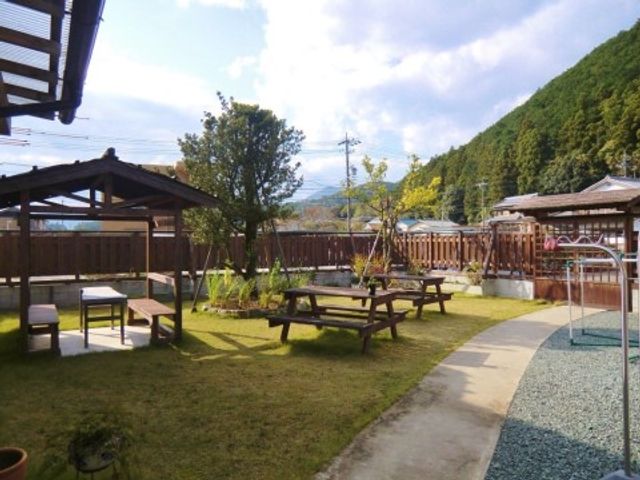 中庭にある休憩所 庭 緑豊かな中庭には木製のベンチやパーゴラがあり、穏やかなひと時を過ごせる空間です。