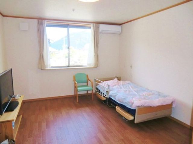 明るい個室の居室 居室 ゆとりのスペースのある居室です。身の回りのケアに専念できる環境が整っています。