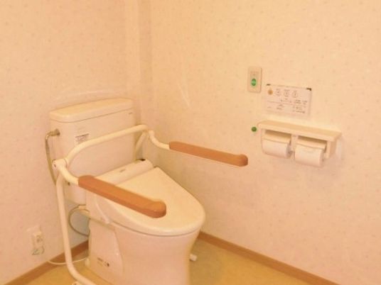 バリアフリー設計のトイレ