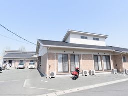 広い駐車場のある建物