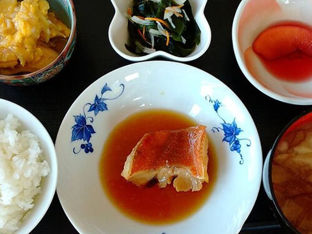 美味しい食事メニュー 料理 バランスの取れた食事が楽しめるメニューです。色とりどりの料理が並び、食欲をそそります。