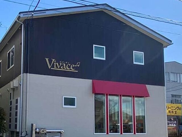 外観 外観 落ち着いた色合いの建物で、住み心地の良さを感じます。大きな窓が特徴的です。