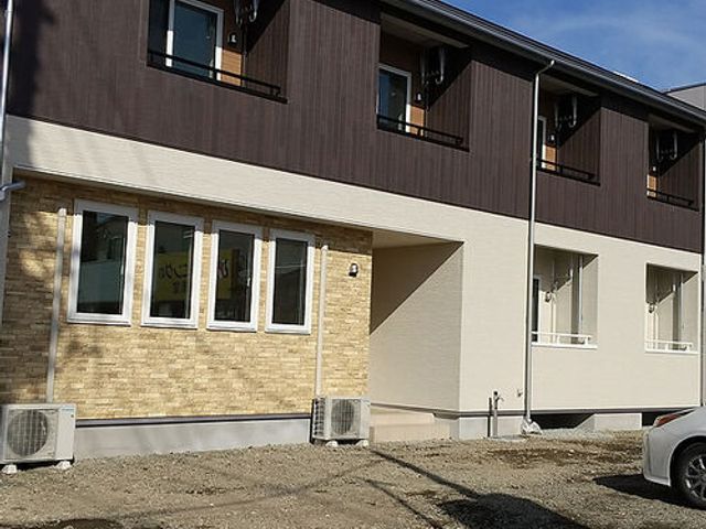 落ち着いた外観 外観 シンプルでモダンなデザインが特徴です。太陽の光が建物全体を明るく照らしています。