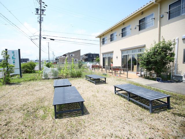中庭の明るい風景 外観 開放的な中庭では、穏やかな気候の日には外でのひとときをご満喫いただけます。ベンチが設置され、心地よい休憩スペースが整えられています。
