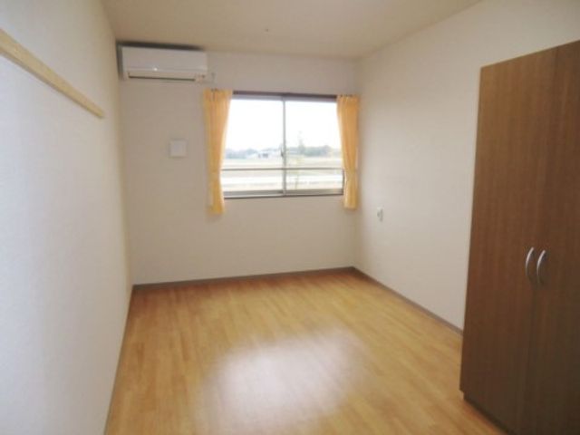 明るい空間の居室 居室 ゆったりとした広さの居室です。天井付近のエアコンが快適な空間を提供しています。