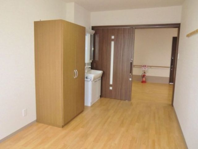 明るい居室の空間 居室2 ゆとりある居室は、光が差し込む暖かな雰囲気。快適な生活をサポートする設備が整っています。