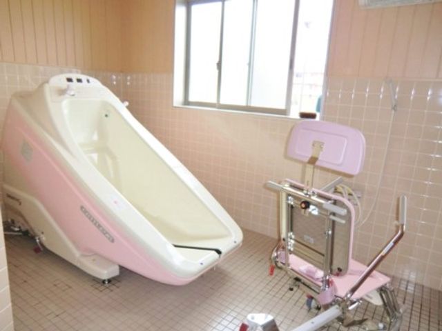 バリアフリー浴室設備 介護浴槽 安全に配慮された浴室で、入浴介助も行き届いています。利便性と快適さを兼ね備えた設備が整っており、安心してご利用いただけます。