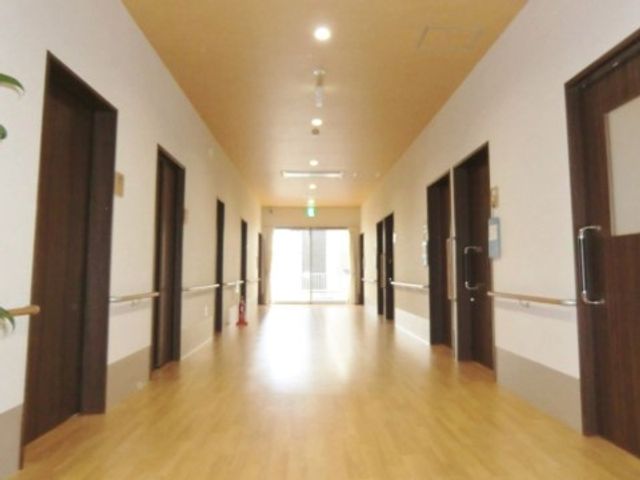 明るく広々とした廊下 廊下 手すり付きで安全性を考慮した廊下は、掃除が行き届いており清潔感があります。ゆったりとした空間での勤務が可能です。