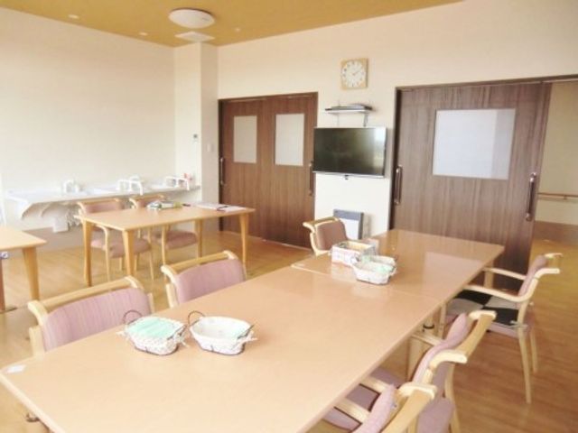 広々とした明るい食堂 リビング ゆったりとしたダイニングルームでは、居心地の良い食事の時間をご提供しています。各テーブルはゆとりを持って配置され、快適な空間作りに努めています。