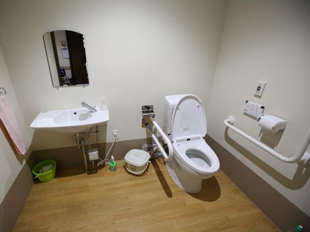 清潔なトイレ設備 トイレ 手すり付きの安心設計で、どなたも快適にお使いいただける設備が整っています。清掃が行き届いており、衛生的な環境が保たれています。
