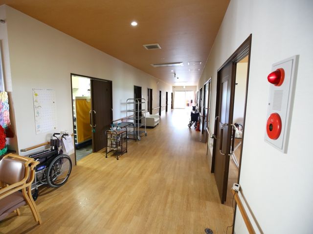 明るい廊下 廊下 広々とした廊下は、移動がしやすいように要所に手すりが備わっており、快適な行き来ができる設計になっています。