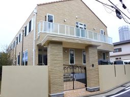 黄色い壁の建物外観