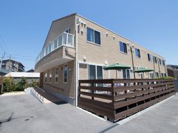 日差しの明るい外観と庭