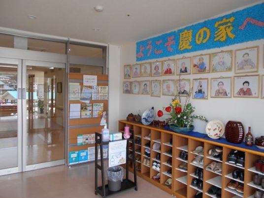 エントランスの靴箱と壁飾り