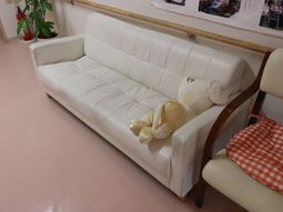 ぬいぐるみのある白いソファ