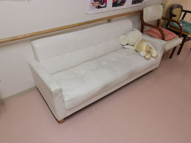 休憩できる居室のソファ ソファ ゆったりとしたソファが配置された休息スペースで、ぬいぐるみが温かい雰囲気を醸し出しています。ここでは安らぎの時間を過ごせそうです。
