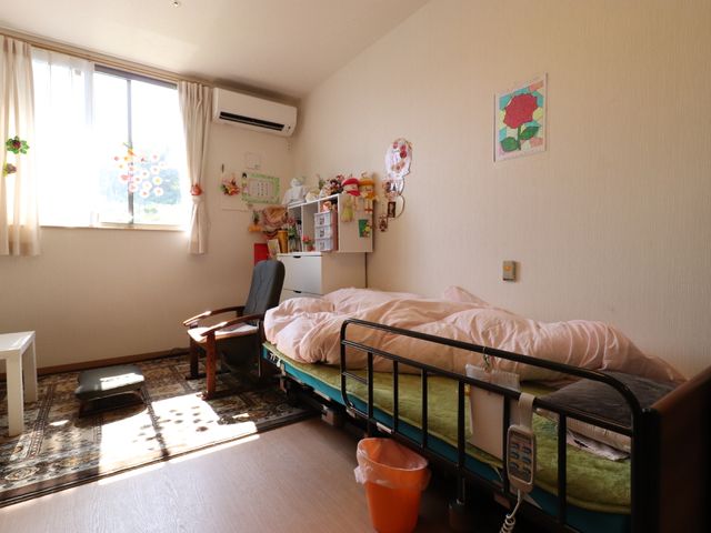 居心地の良い居室の一角 居室 日差しの優しい光が差し込むあたたかな居室です。個々の趣味や好みを反映した小物で、落ち着いた生活空間を提供しています。