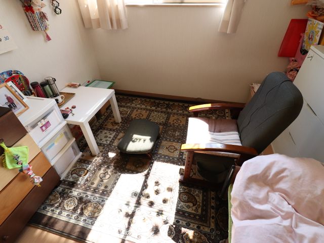 居心地の良い居室風景 居室 日差しが差し込む明るい個室の一角です。個人の趣味や必需品を置ける十分なスペースが確保されており、快適な日常生活を支援しています。