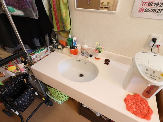 整った洗面台の設備 洗面台 利用者に配慮された洗面スペースです。物が整然と配され、日常生活の快適さを支えています。