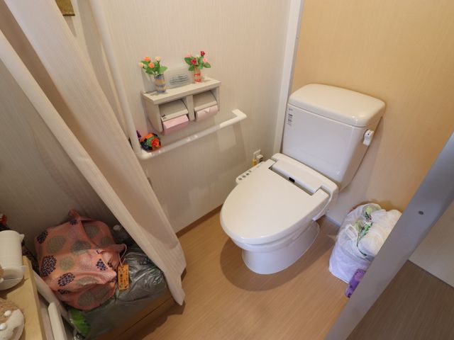 清潔感のあるトイレ トイレ 手すり付きで安全性に配慮したトイレです。個々のニーズに応じて快適にお使いいただけるよう工夫されています。