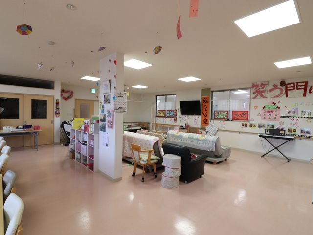 多目的室の光景 共有スペース カラフルな手作り飾りが彩る広々とした空間です。居心地の良さと利便性が演出されており、日々の憩いの場となっています。