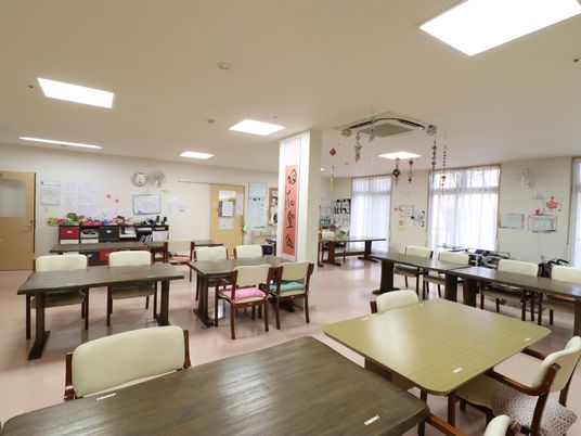 広々とした明るい食堂
