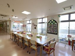 明るい食堂スペース