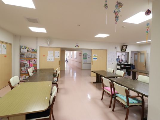 広々とした明るい食堂