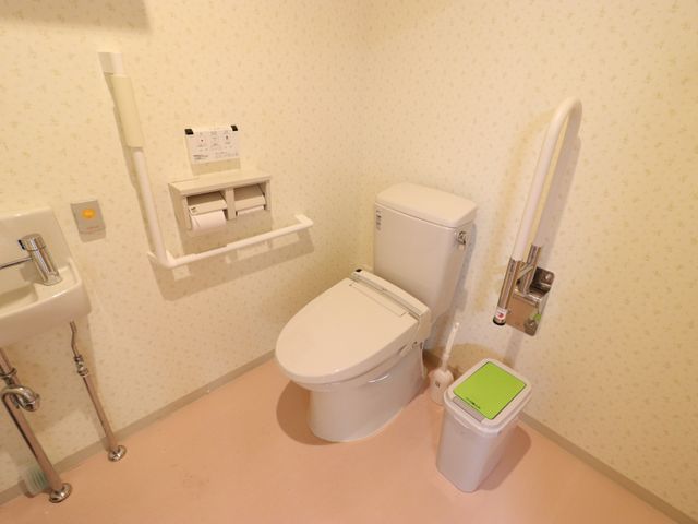 バリアフリー対応のトイレ トイレ 手すりや広々とした空間を備えたトイレは、全ての方が安全にご利用いただける設計になっています。