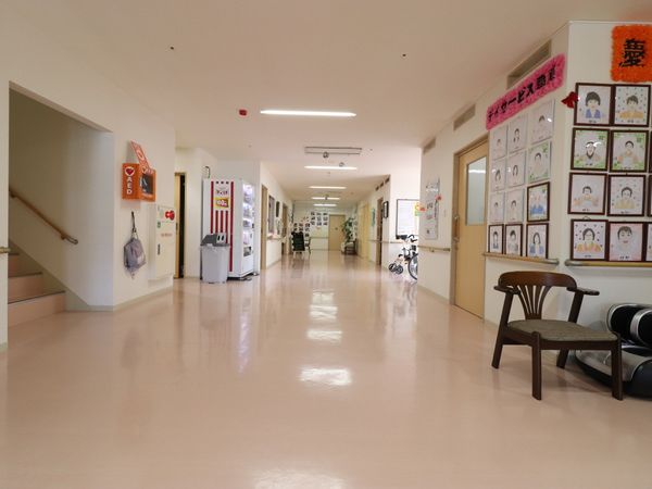 明るい廊下と掲示物