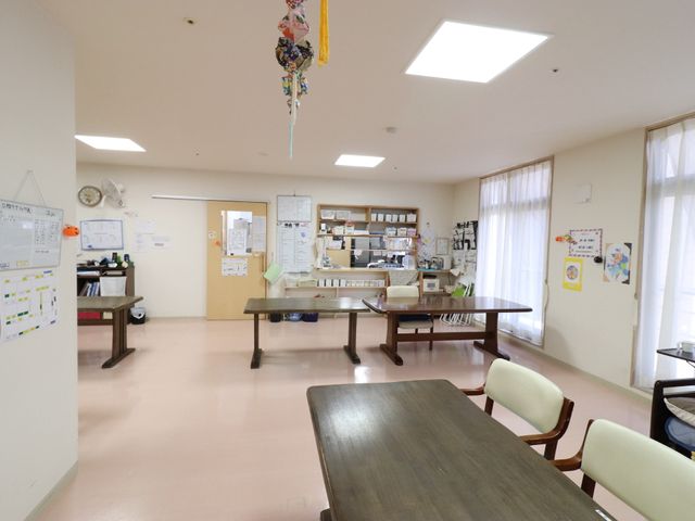 広々とした明るい休憩室 大部屋 ゆったりとした休憩室では、様々な情報掲示物が見られ、交流の場としても使えそうです。明るい採光が心地よい空間を作り出しています。