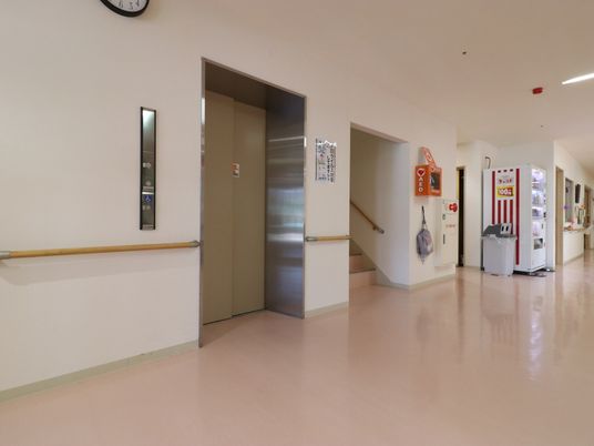 明るい廊下のエレベーター