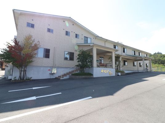 外観の建物と駐車場