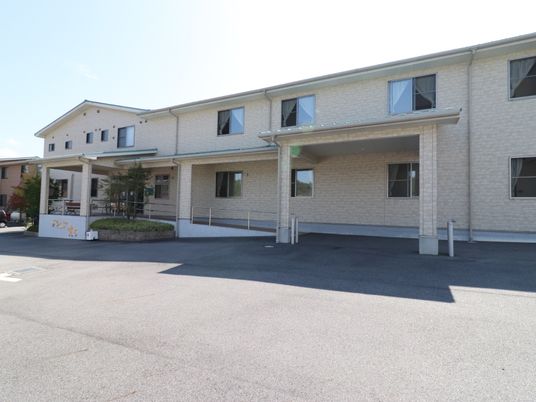 明るい日差しの外観