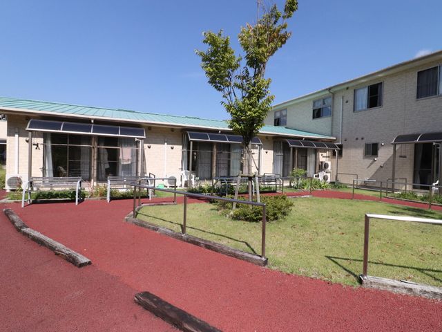 庭のある一階建 中庭 緑豊かな造園が施された、静かな庭がある温もりのある建物です。安らぎの時間を外で過ごされたい方には最適な環境が整っています。