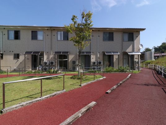 明るい外観の建物