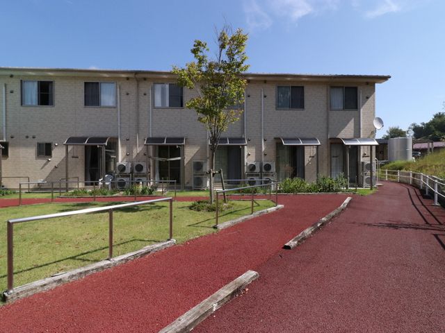 明るい外観の建物 外観 緑豊かな外観が魅力の居住スペースです。散歩や憩いの場として、ゆったりとした時間を過ごせます。