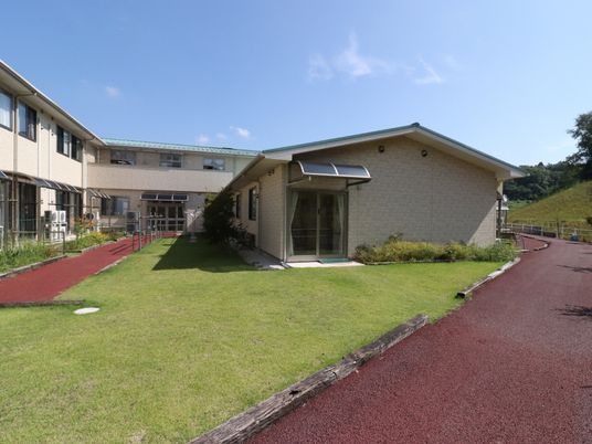 緑豊かな施設外観