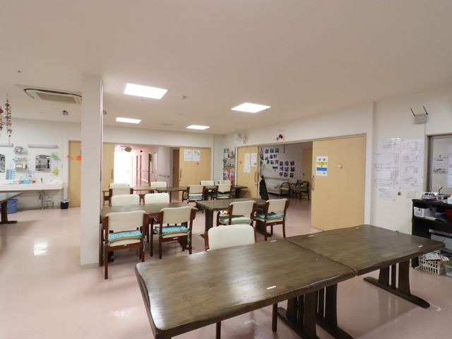 光が差し込む食堂空間 ダイニング 広々とした清潔感のあふれる食堂です。様々な活動で交流が生まれる場所で、明るく落ち着いた雰囲気を感じ取れます。