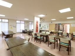 広々とした明るい食堂