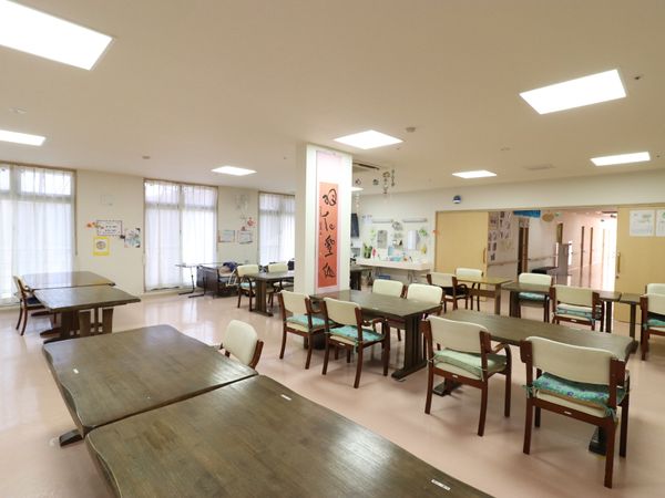 広々とした明るい食堂