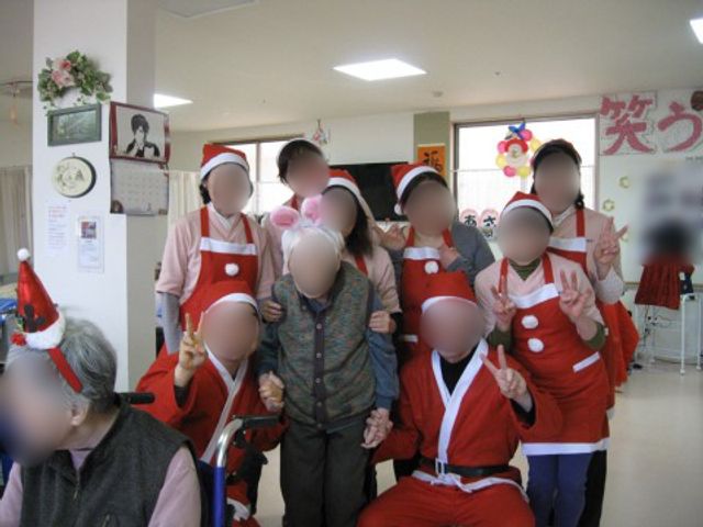 クリスマスイベントの様子 レクリエーション スタッフと利用者が一緒になって楽しそうにクリスマスイベントを楽しんでいます。このような雰囲気で働くことができる場です。